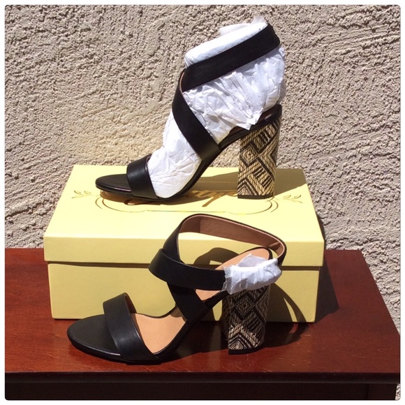 ❌SOLD❌Bettye Camryn Sandals - Picture 3 of 7